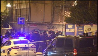 Siyah Beyaz Aşk Dizisinin Setini Polis Bastı Siyah Beyaz Aşk Dizisinin Setini Polis Bastı